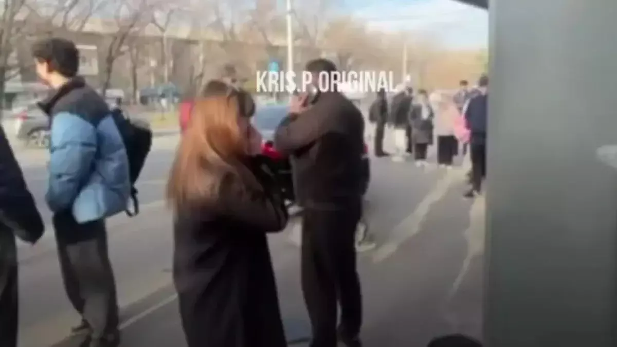 В Алматы BMW въехал в людей на автобусной остановке: двое пострадавших