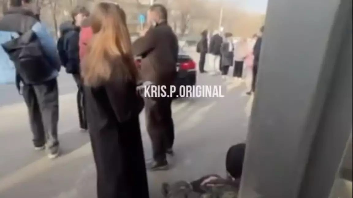 Алматыда BMW аялдамада тұрған адамдарды қағып кетті