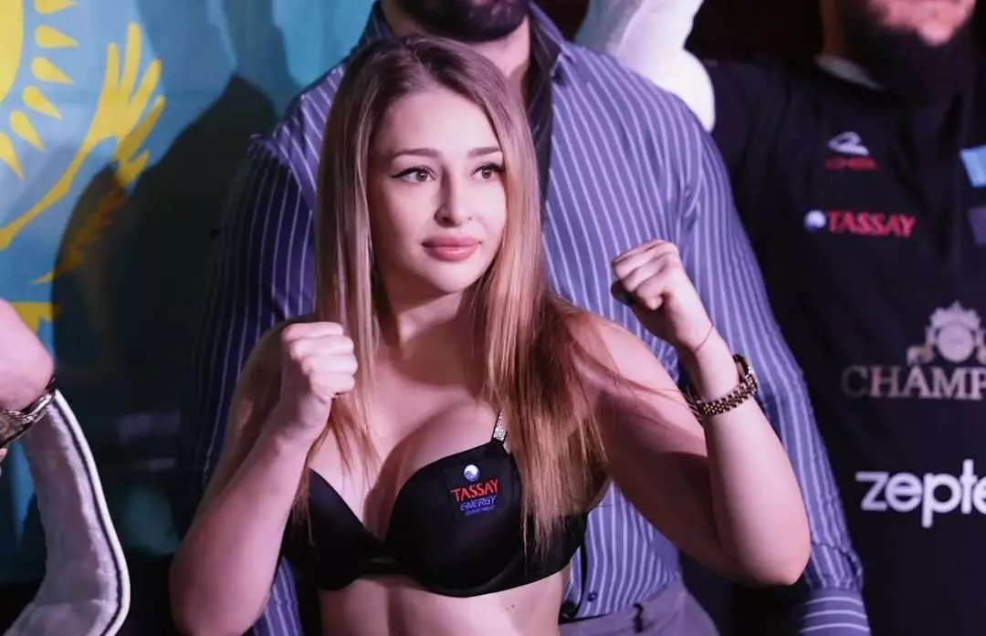 Ангелина Лукас қарсыласымен көз арбасу кезінде төбелесіп қала жаздады (ВИДЕО)