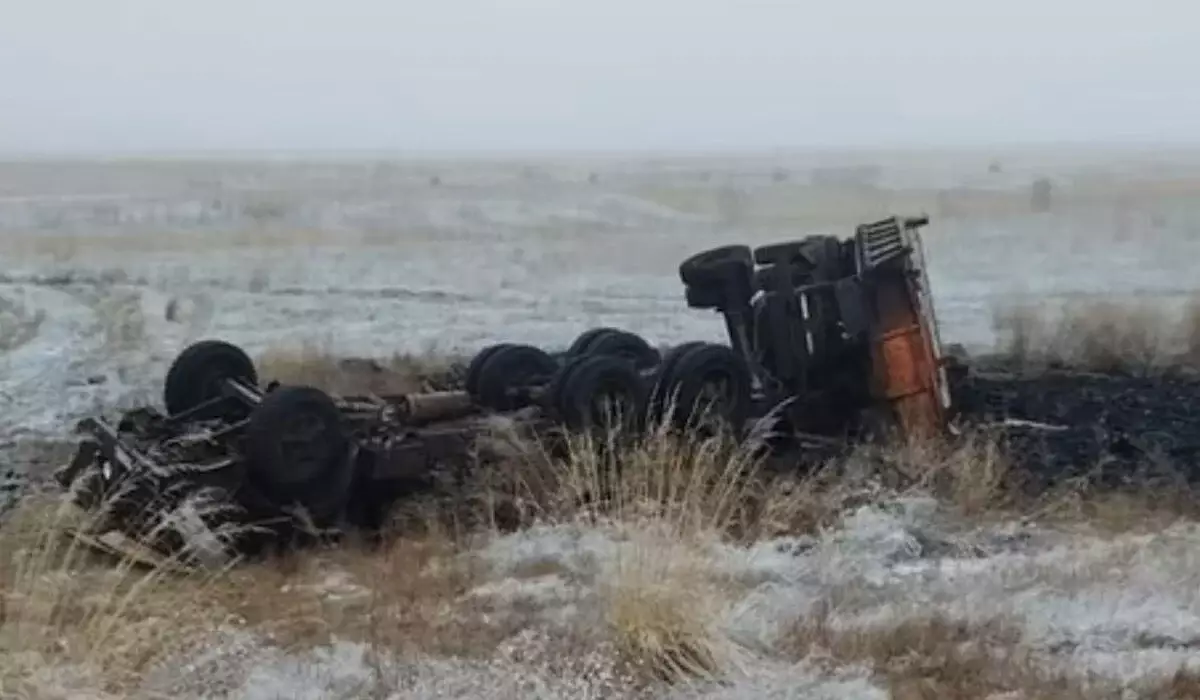 КамАЗ опрокинулся в кювет: двое погибли на трассе Павлодар – Кызылорда