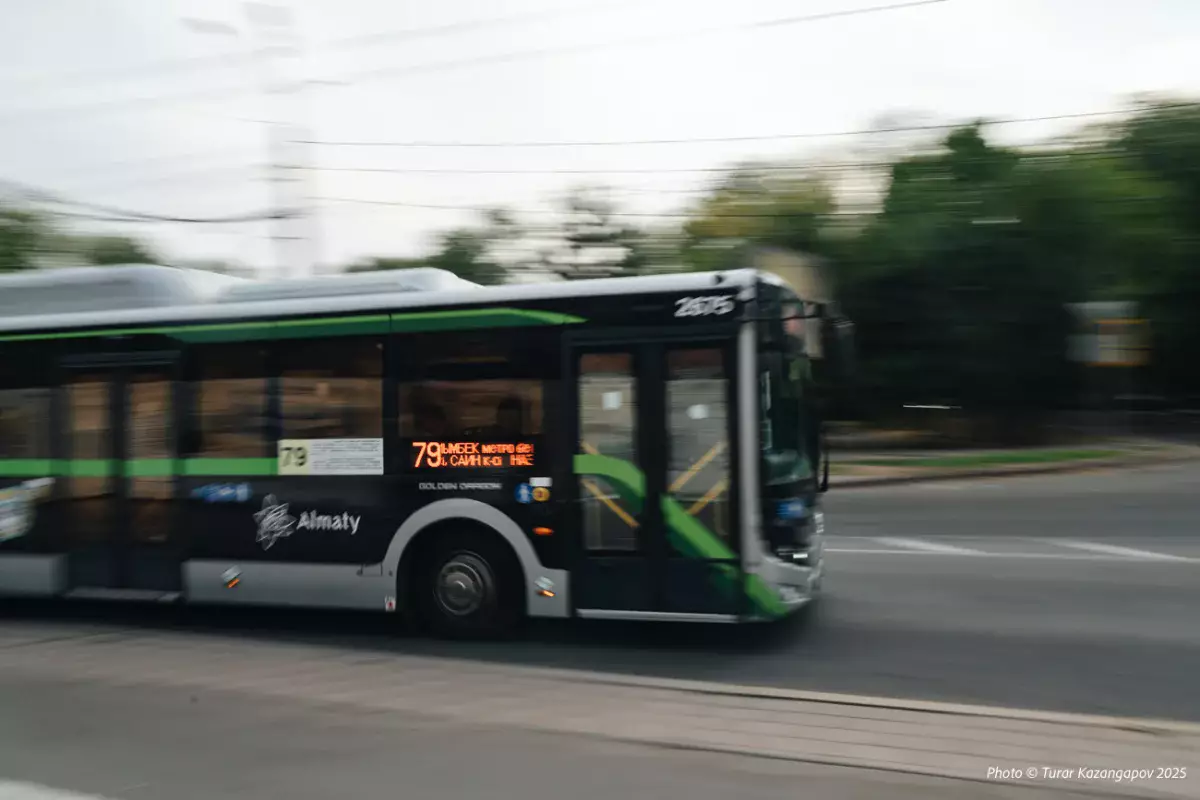 Водитель BMW влетел в остановку в Алматы – двое пострадали