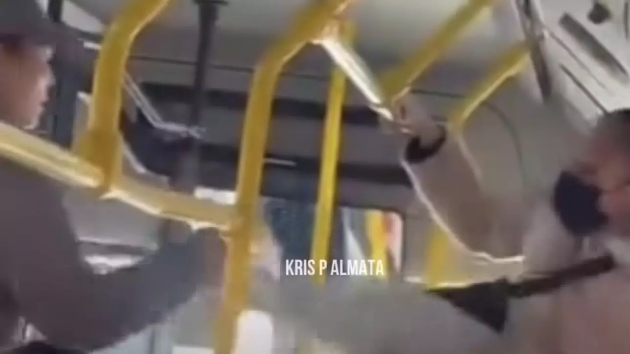 Алматы қаласында әйел адам автобуста басқа жолаушыны теппекші болған видеосы тарады (ВИДЕО)