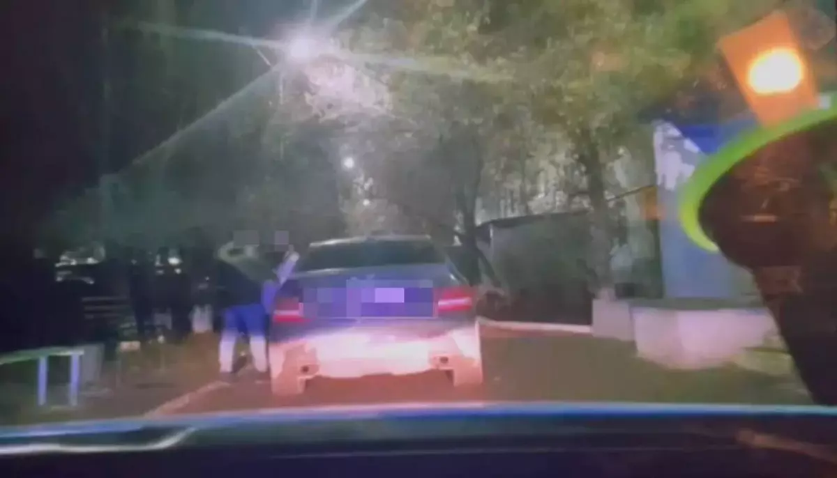 Девушка угнала автомобиль знакомого и повредила две машины в Уральске