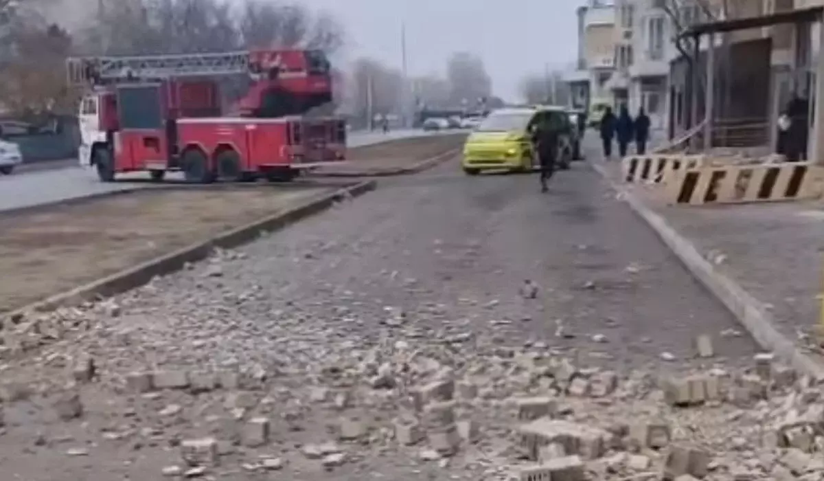 «Смотрите по сторонам!»: жители дома в Астане жалуются на падающую облицовку