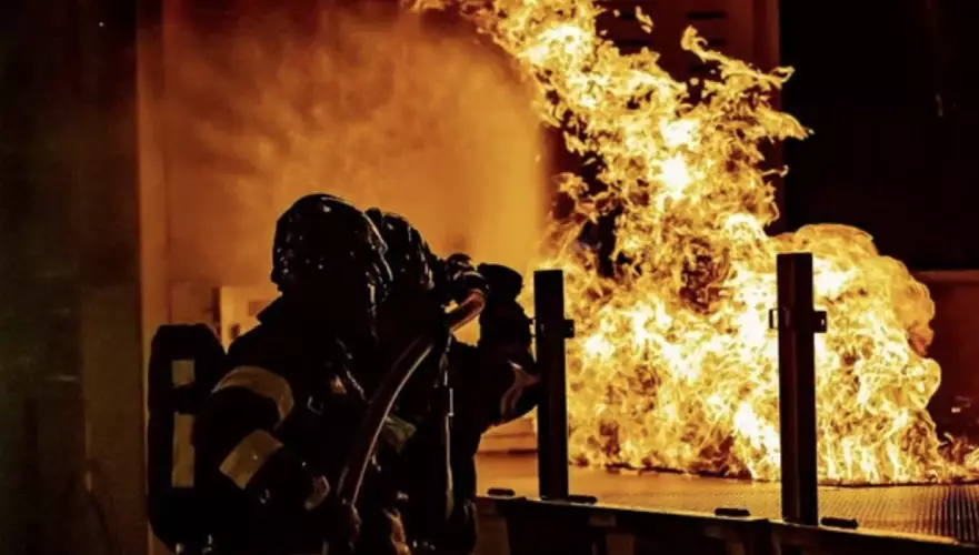 Крупный пожар тушат в Астане