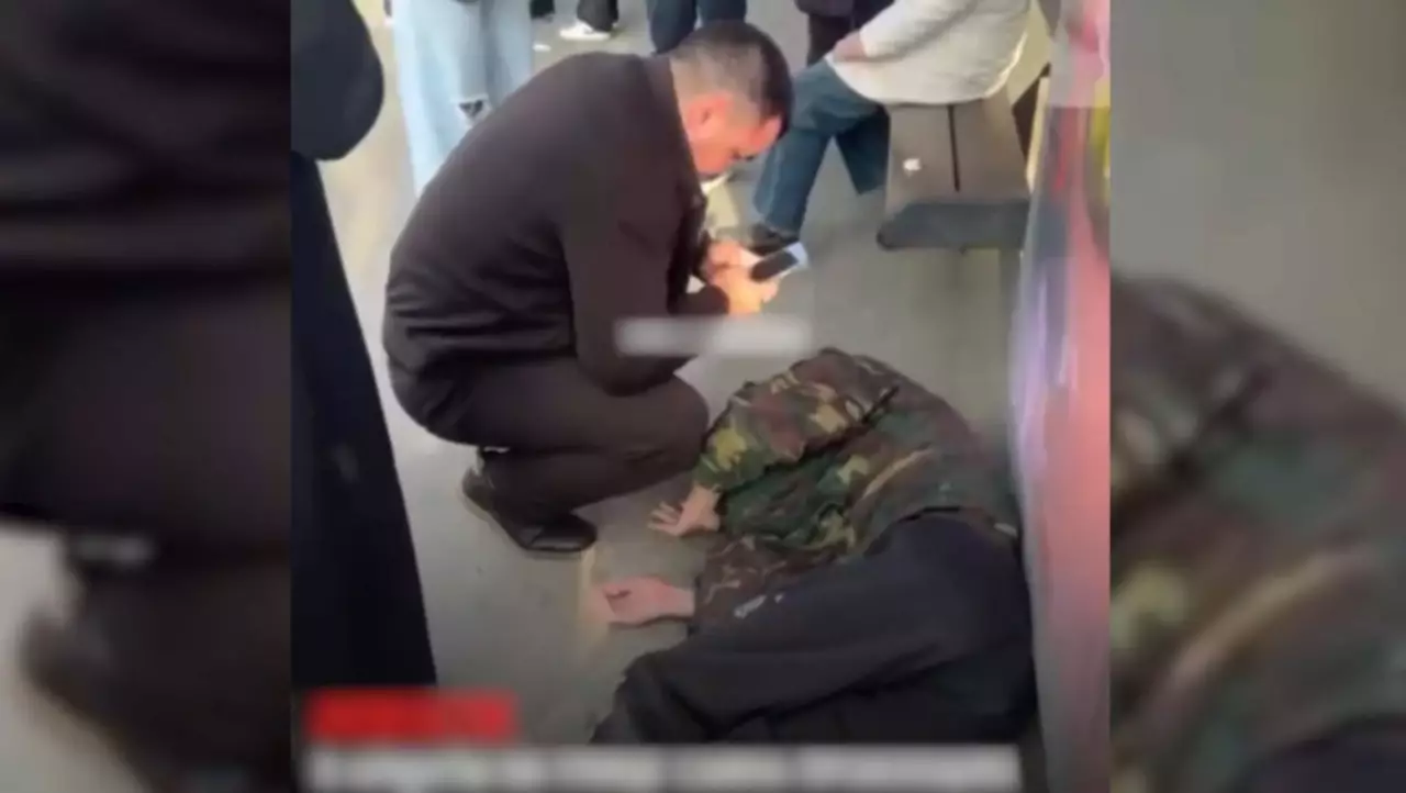 Алматыда аялдамадағы екі адамды жеңіл көлік қағып кетті