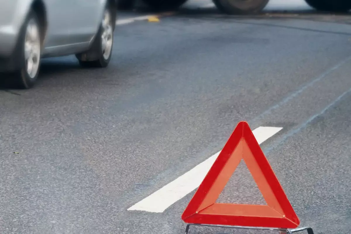 BMW врезался в остановку в Алматы: пострадали два человека