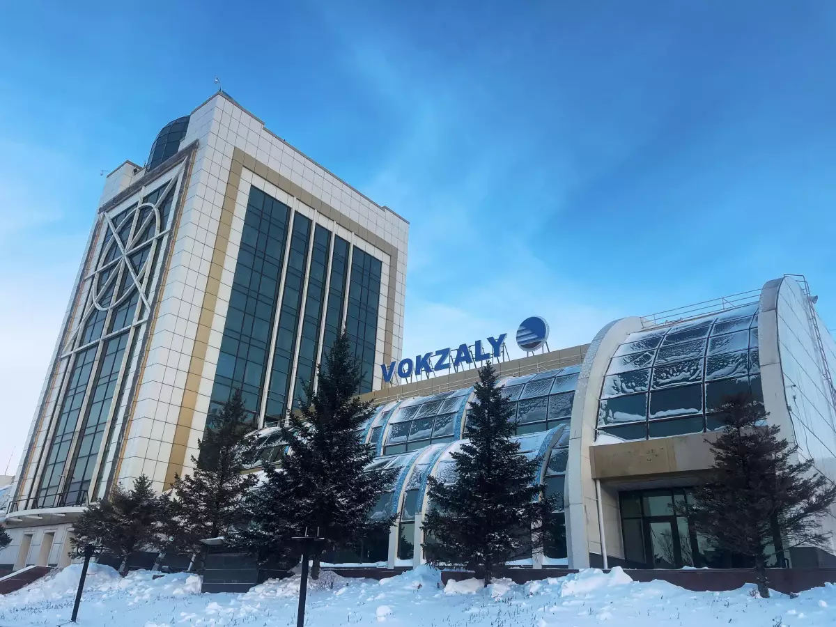 Стихийная свалка образовалась в Астане рядом с вокзалом Нурлы жол