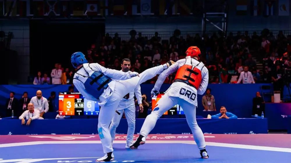 Токаев поздравил чемпиона мира по таеквондо Бейбарыса Каблана