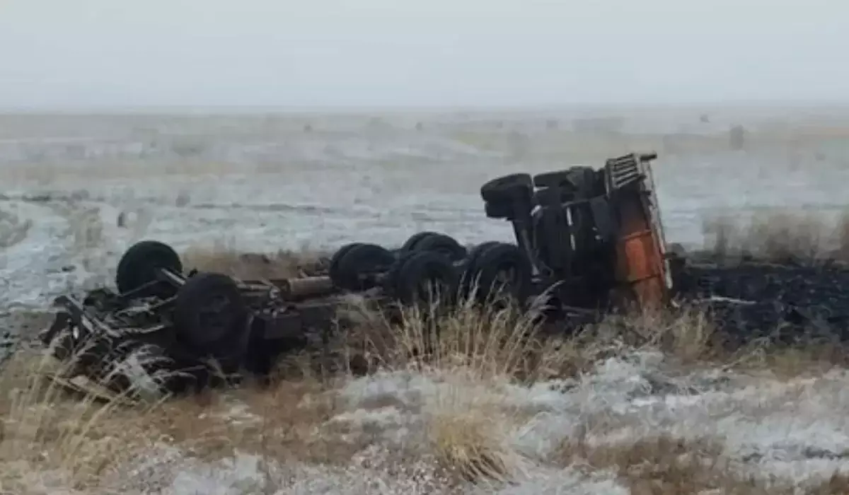 Павлодар облысында КамАЗ жыраға аударылып кетті: екі адам көз жұмды