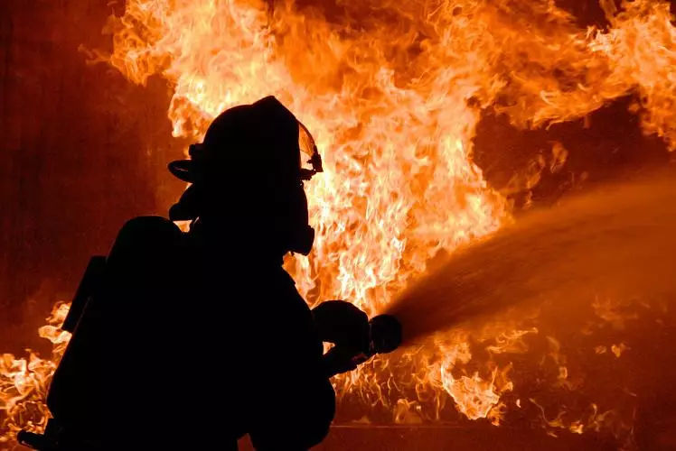 Два автомобиля и крыша гостиницы горели в Астане