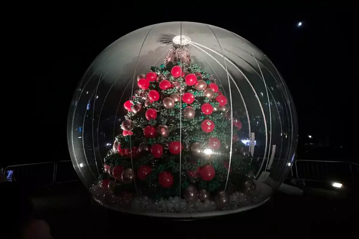 В британском отеле установили гигантскую елку из 100 000 шаров - новости на Lada.kz 03.12.2025