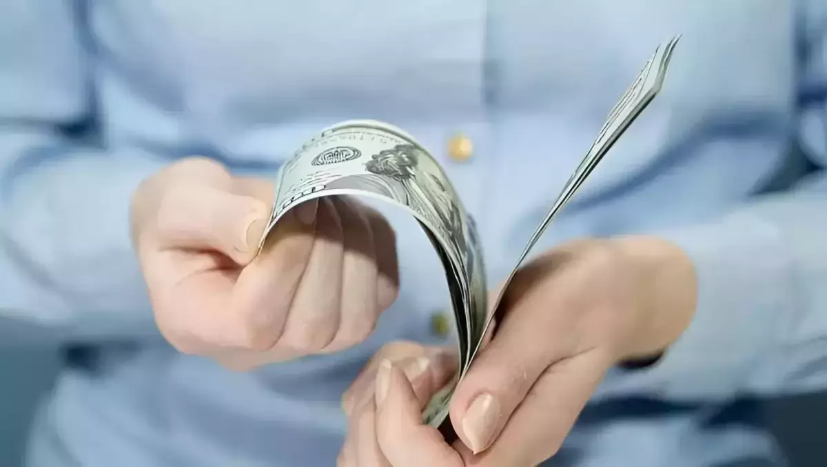 Курс рухнул к 500 тенге: стоит ли покупать доллар сейчас