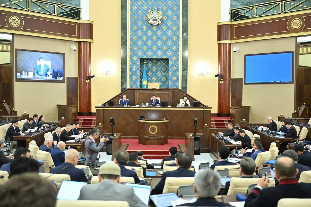 В Казахстане ввели штрафы за ношение закрывающей лицо одежды.