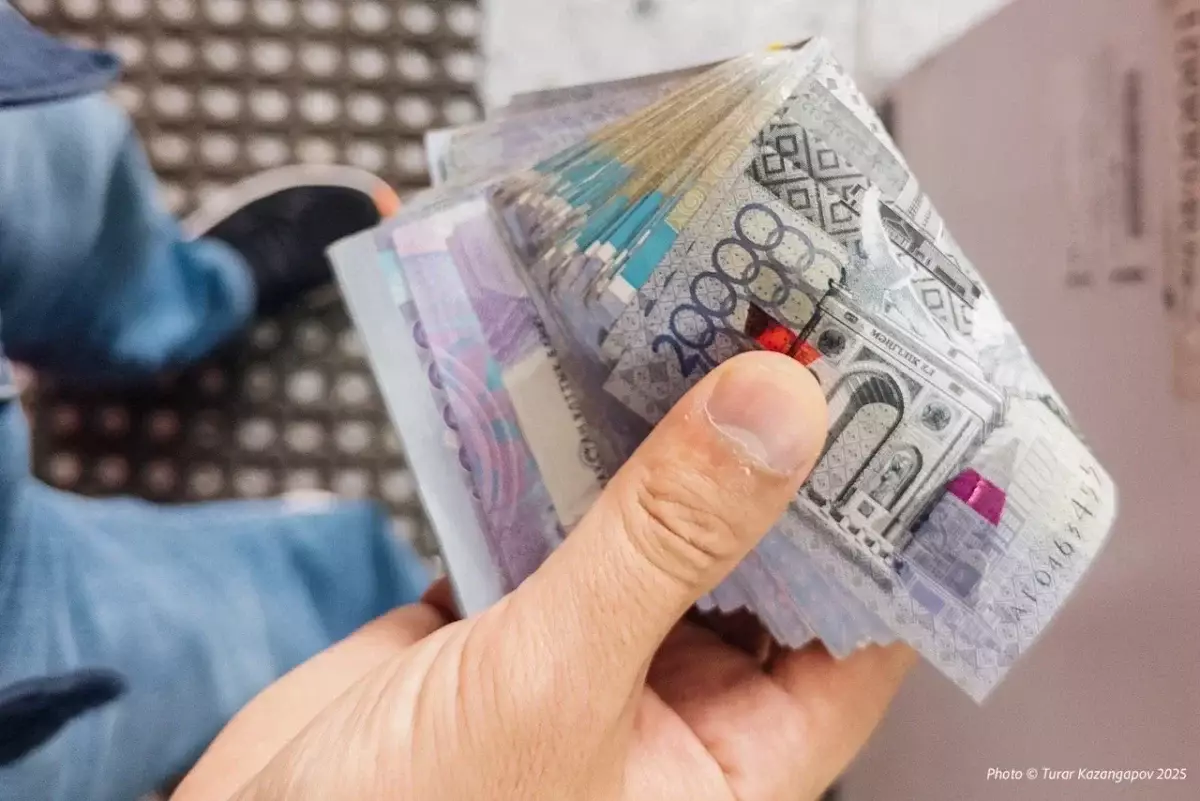 Казахстанцам объяснили, кому положена 13-я зарплата в декабре