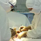 В омском КМХЦ пациента из Казахстана избавили от многолетней проблемы за 15 минут.