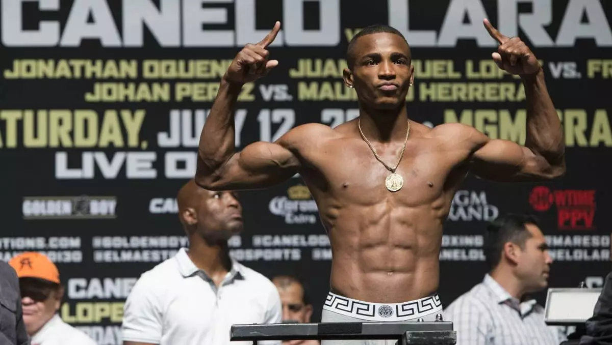 Кубалық чемпион Жәнібек Әлімханұлын жерден алып, жерге салды