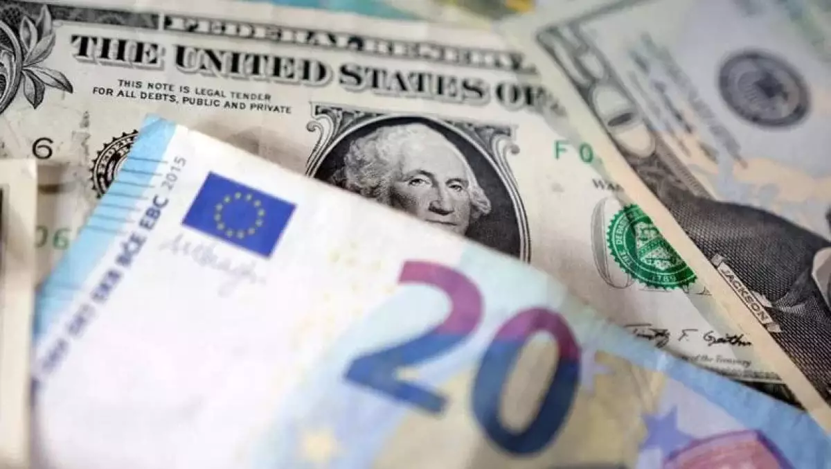 Доллар и евро стремительно дешевеют в Казахстане: курс на 4 декабря