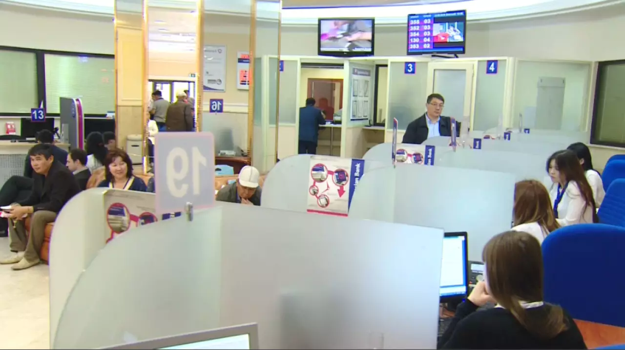 Казахстанцы не смогут оформлять несколько кредитов одновременно
