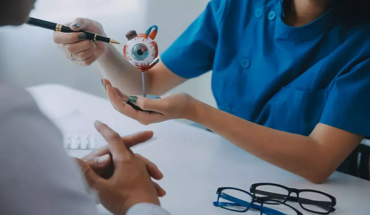 Казахстанцам запретили использовать пенсионные накопления на лечение глаз