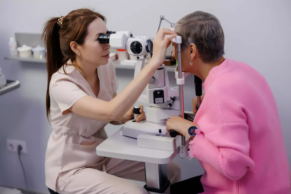 Пенсионные выплаты казахстанцев перестанут покрывать офтальмологию