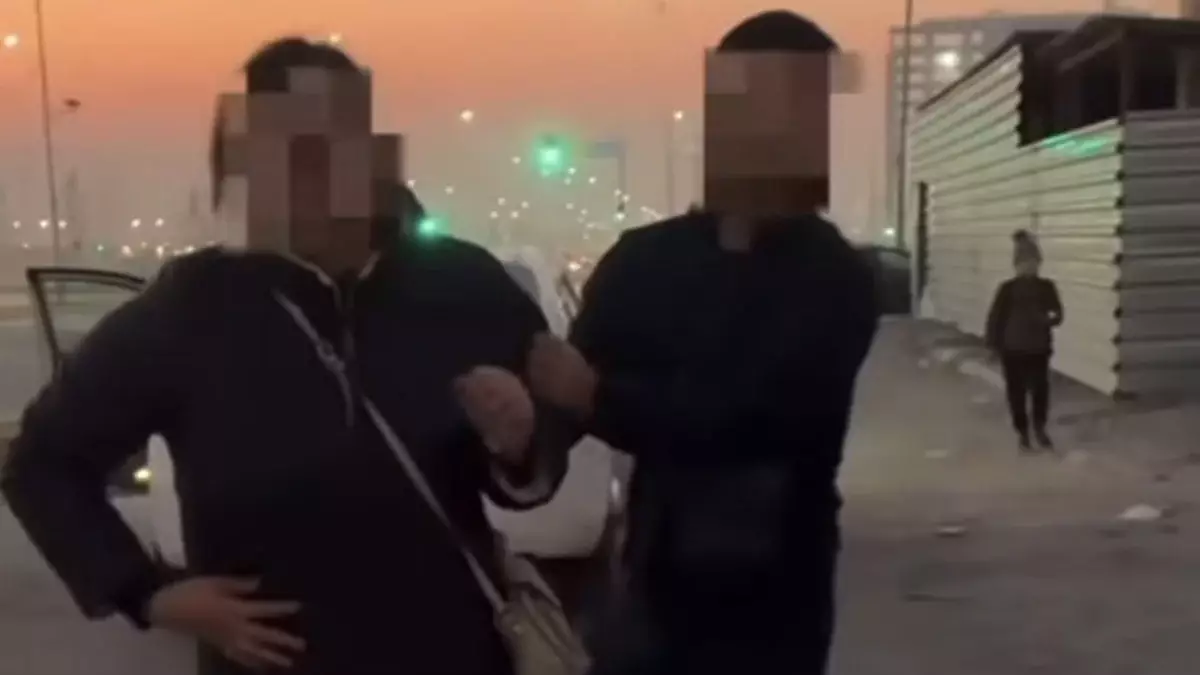 «Жина қолыңды!»: Шымкентте ер адамның озбырлығын тоқтатқан әйел желіні шулатты (ВИДЕО)