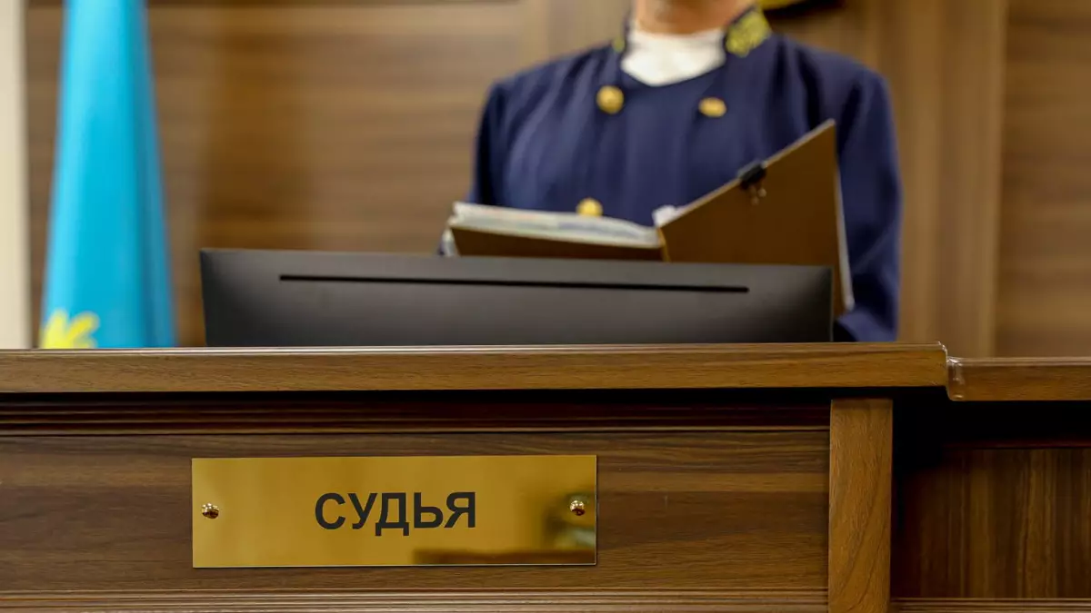 Жасөспірімдерді жұлқылап, жәрдемақыға арналған 79 мың теңгені тартып алған әйел сотталды