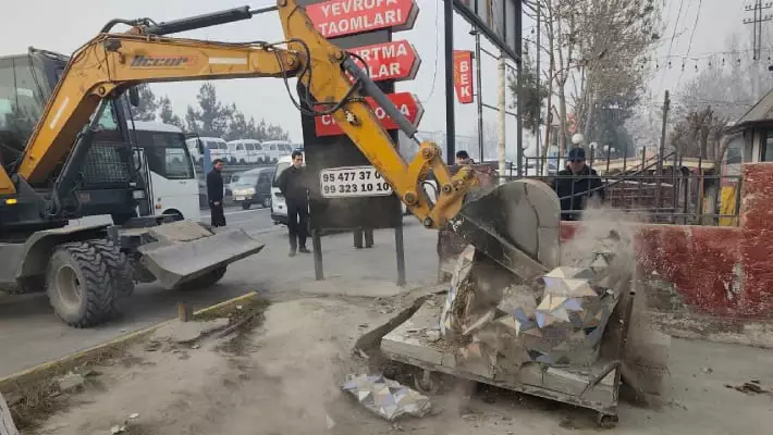 В Шахрихане разрушили тандыры в рамках экологических рейдов