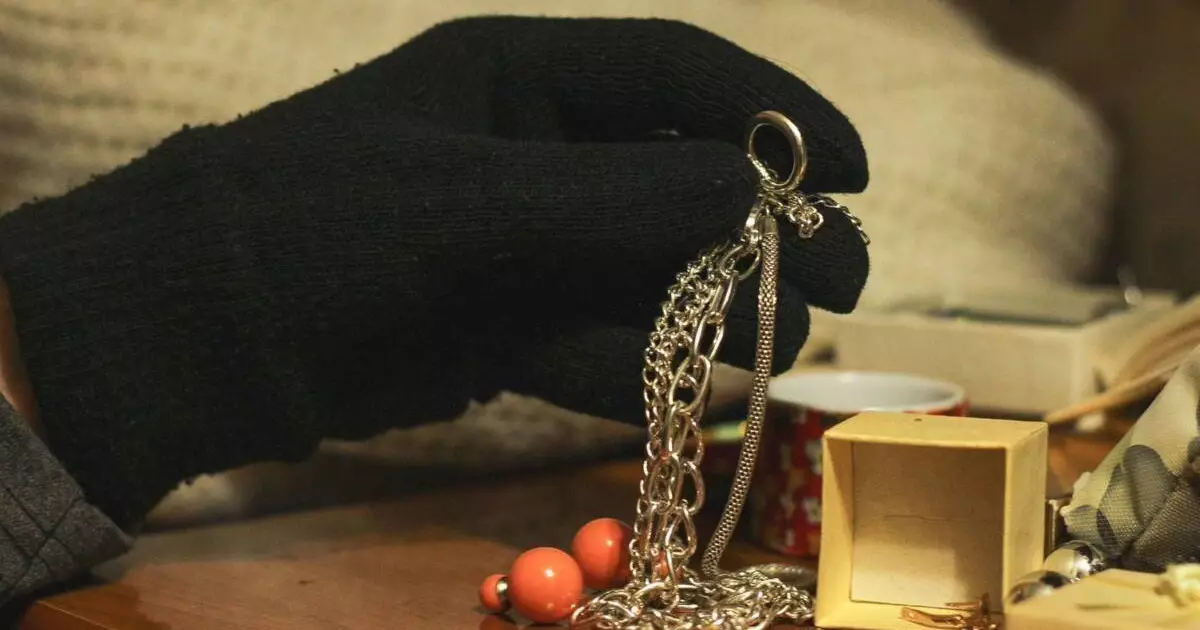  Талдықорғанда біреудің үйінен 2 млн теңгенің әшекейін ұрлап кеткендер ұсталды 