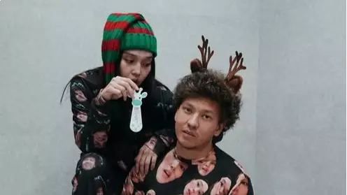 «Апама – жездем сай!»: Айжұлдыз Адайбекованың ерекше фотосессиясы желіні күлдірді