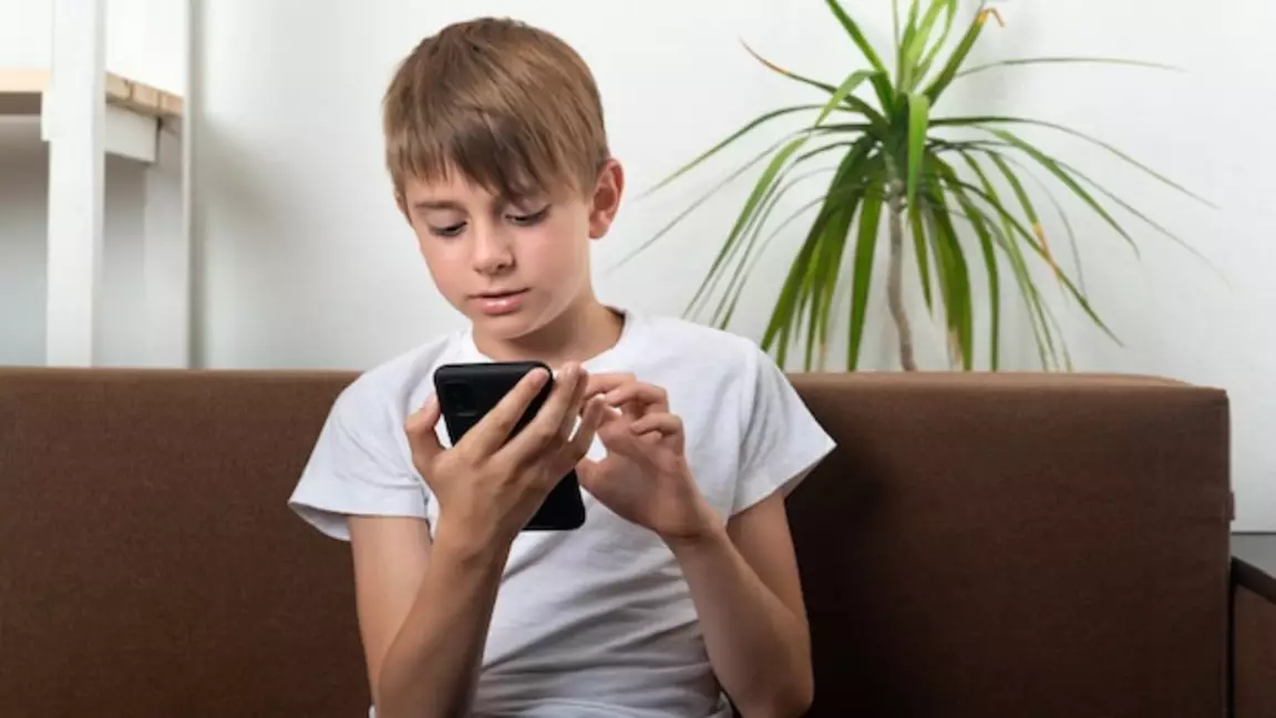 Қазақстанда 16 жасқа дейінгі балаларға онлайн-платформаларда тіркелуге тыйым салынады