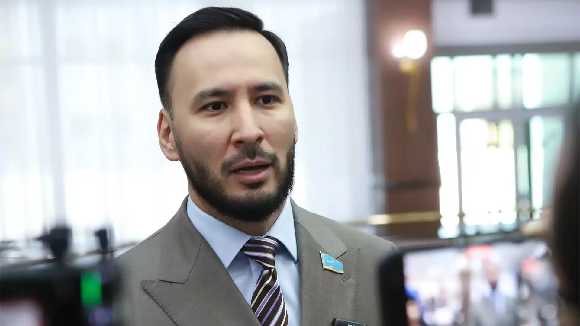 900 мың теңгелік талап халыққа салмақ салды: депутат таңбалауға мораторий енгізуді талап етті