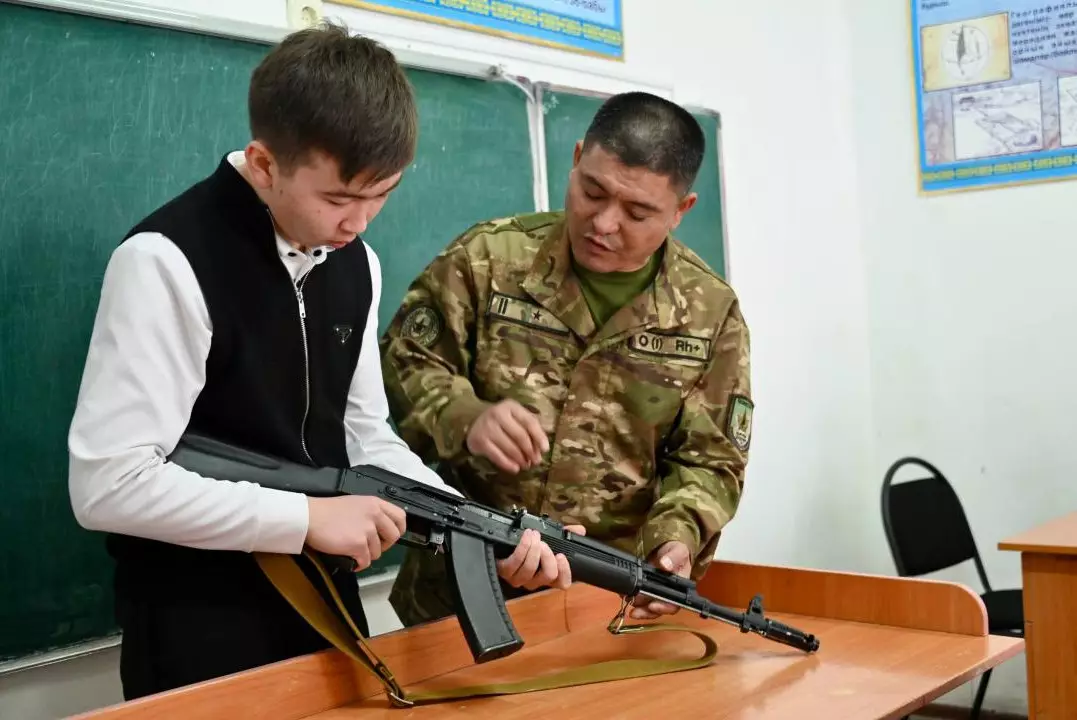 В Казахстане усиливают военную подготовку школьников