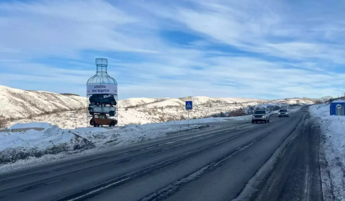 Водительский кошмар в бутылке: жуткий арт-объект с ДТП появился у трассы в ВКО