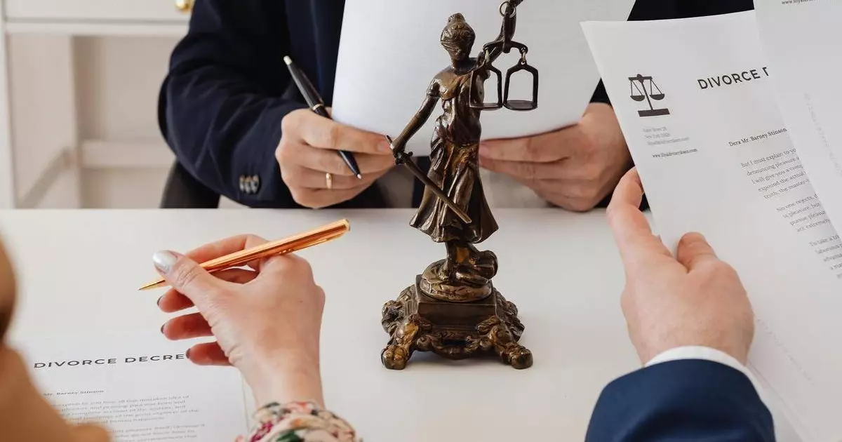  Елге танымал футболшының әйелі күйеуін сотқа беріп, үш баласын алып кеткен 