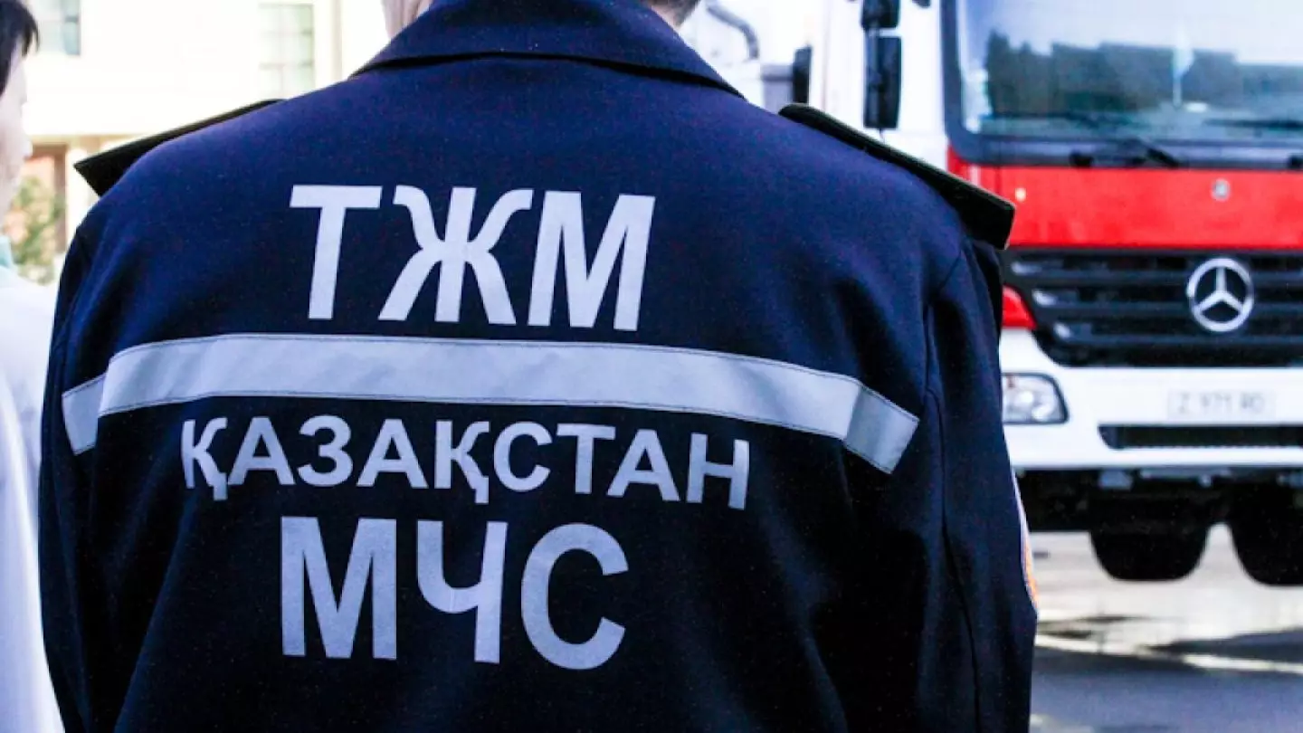 Пожарные и ЧСники совершают объезд Алматы после землетрясения