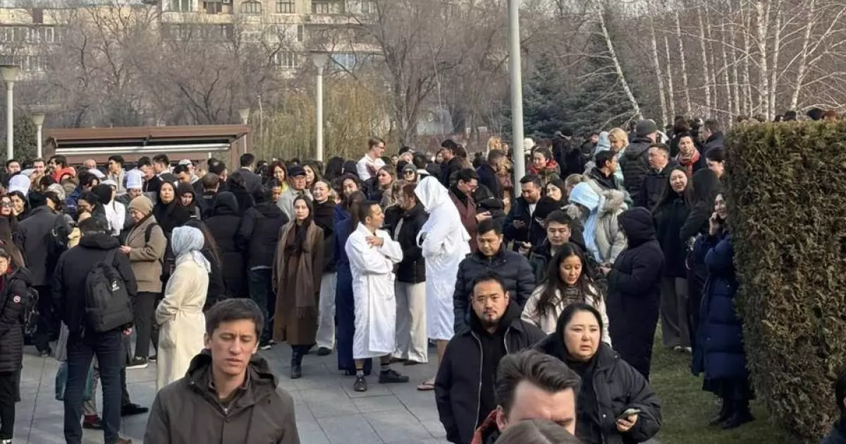  Алматинцы ощутили землетрясение и в халатах выбежали на улицу 