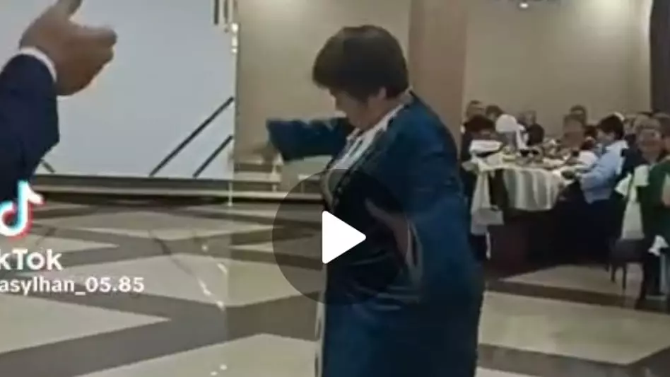 "Жиіркенішті": Үлкен кісінің тойдағы сорақы әрекеті жұрттың ашуын тудырды