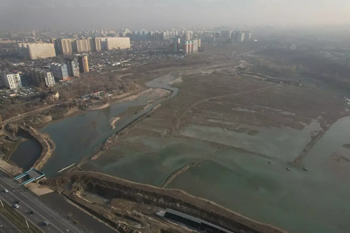 Алматыда Сайран көліндегі понтон көпірлер су деңгейінің төмендеуіне байланысты жыл сайын қыста алынады