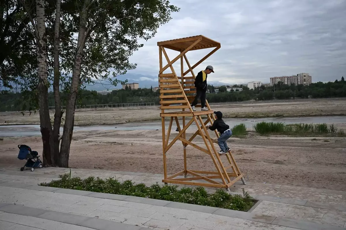 В Алматы на Сайране проведены консервация мостов и утепление водных растений