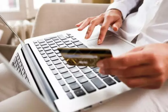 Молодёжь массово тонет в долгах — сенатор требует жёстких мер