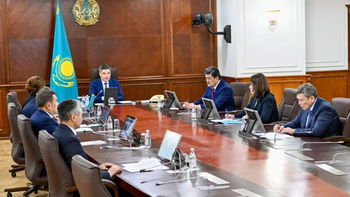 Олжас Бектенов әкімдіктерге жыл соңына дейін заңсыз қоқыс алаңдарын жоюды тапсырды