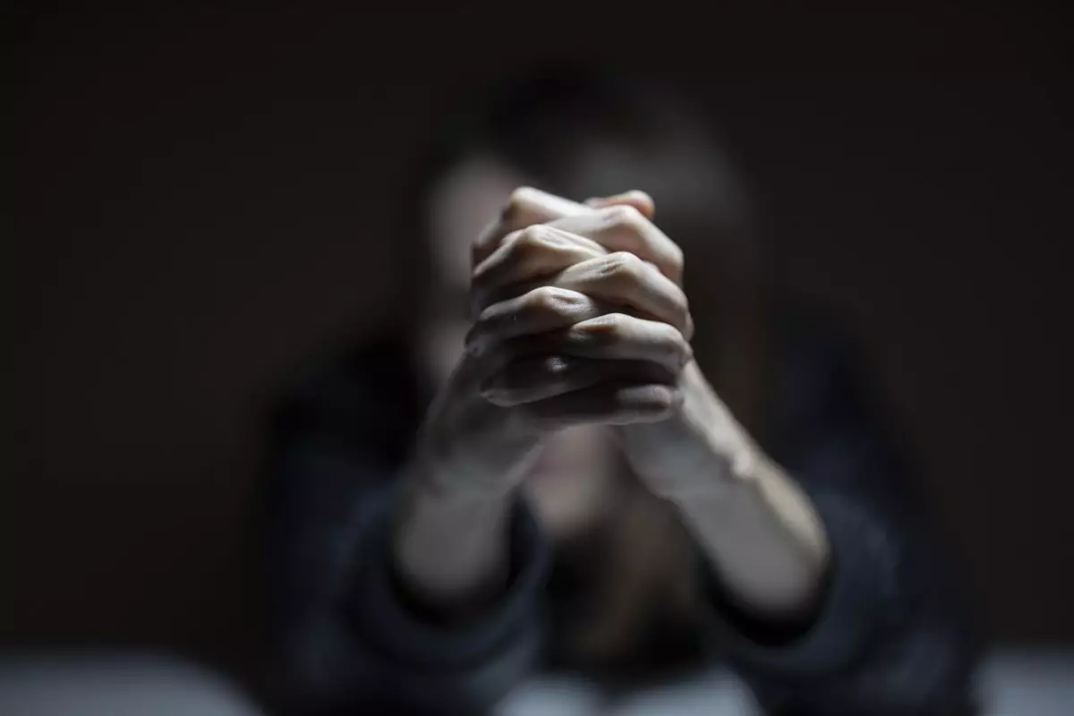 Девушку раздели догола, пытали и резали ножом в России