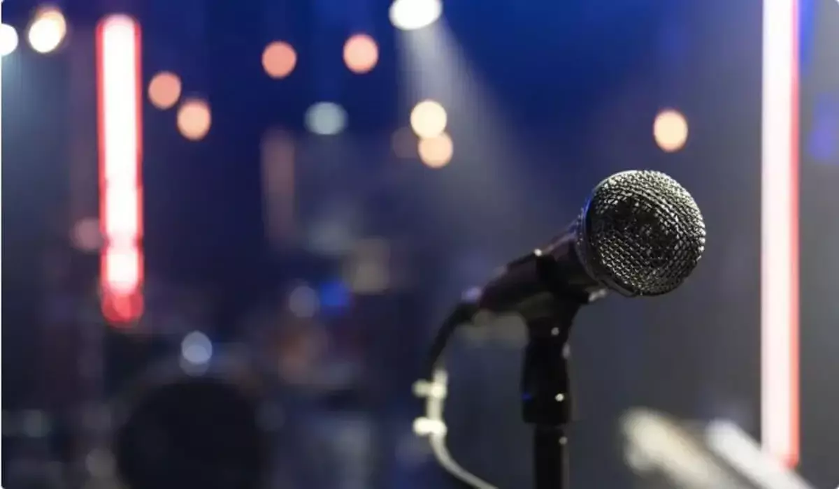 Петь под фонограмму на концертах запретили в Казахстане