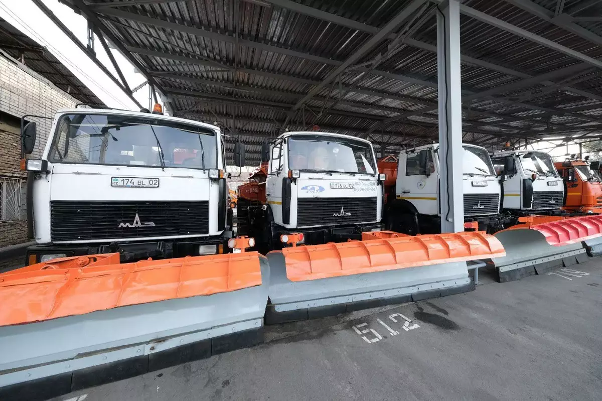 В Алматы коммунальная техника переходит на зимний режим работы