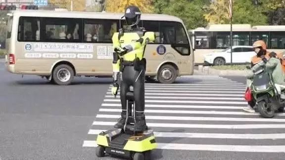 Қытайдың жол қозғалысын  ЖИ роботтар реттейді