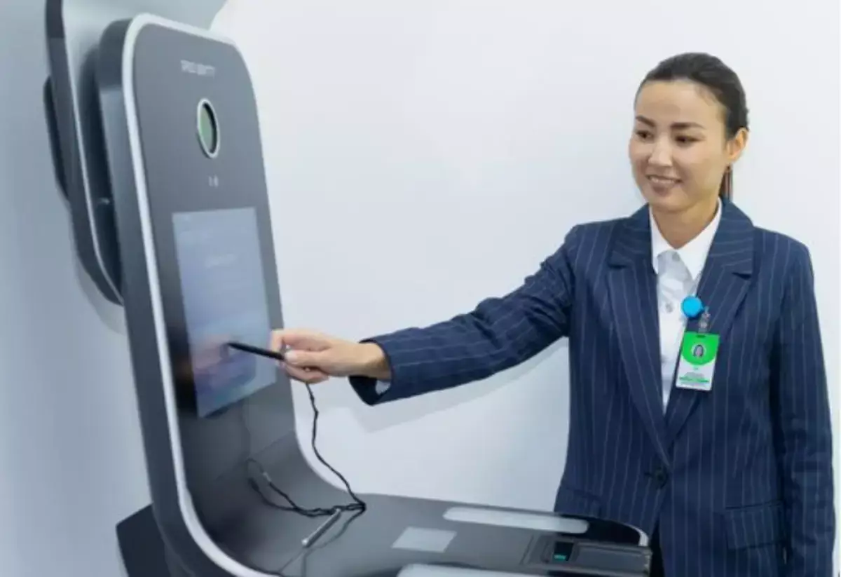 Фото на паспорт: что казахстанцам нужно знать перед нажатием кнопки на терминале - новости на Lada.kz 04.12.2025