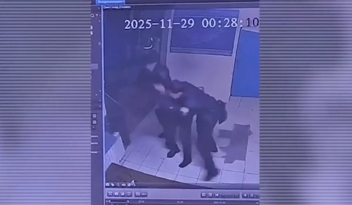 Алматыда өзін өзі пышақтамақ болған ер адамды полицейлер құтқарып қалды