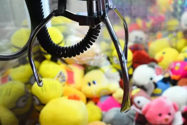 Детей втягивают в азарт прямо у школ - сенатор бьет тревогу