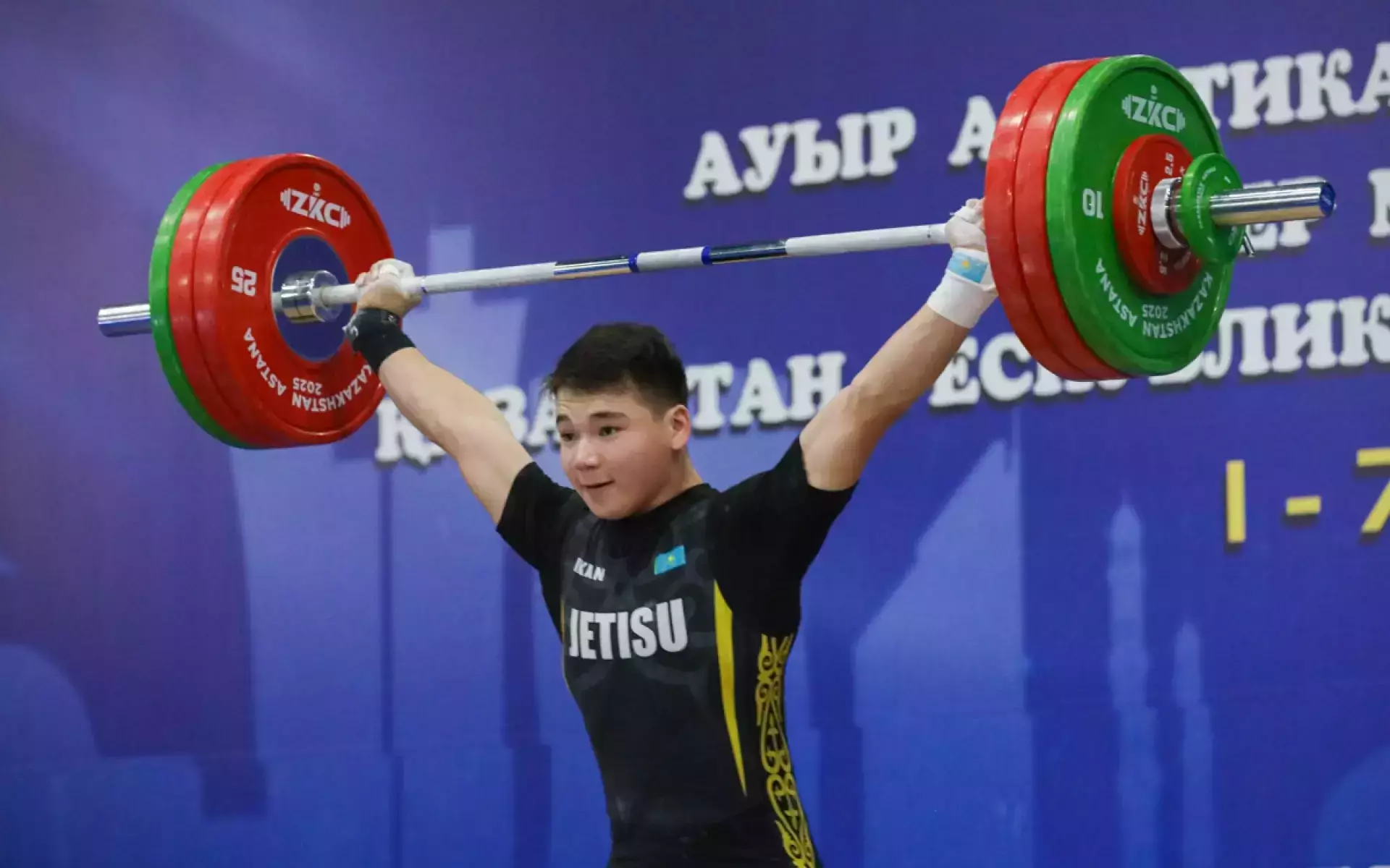 18-летний казах установил рекорд и стал победителем ЧРК по тяжелой атлетике